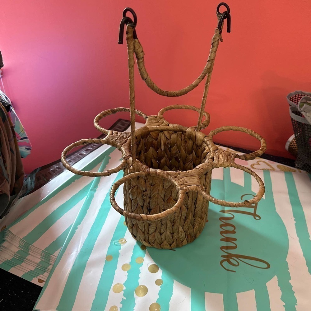 Wicker wine organizer